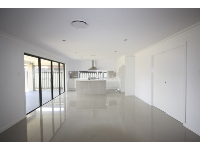 8 Carpenter Street, Elderslie NSW 2570