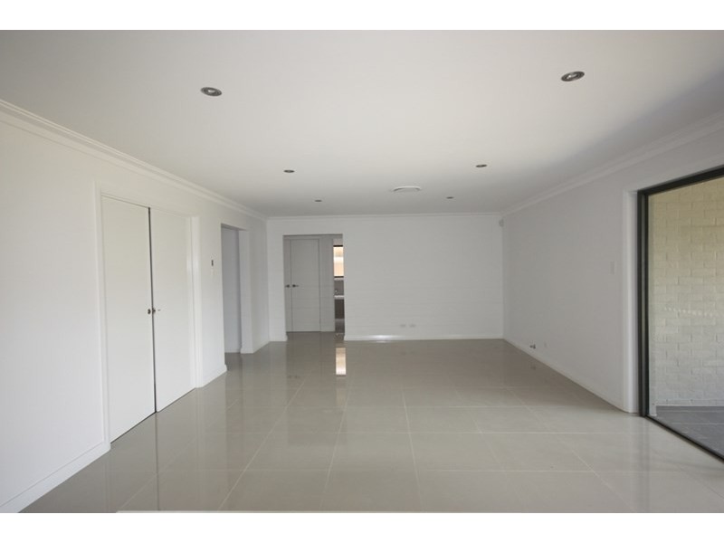 8 Carpenter Street, Elderslie NSW 2570