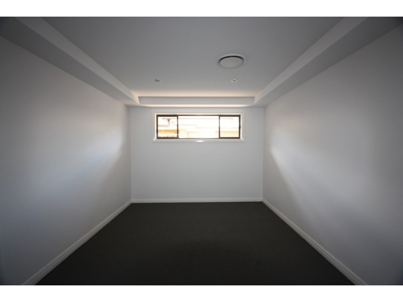 8 Carpenter Street, Elderslie NSW 2570