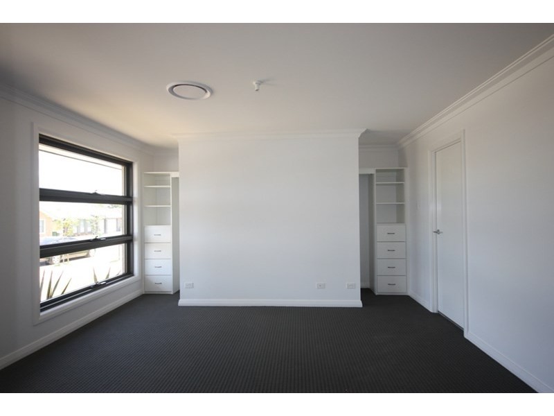 8 Carpenter Street, Elderslie NSW 2570