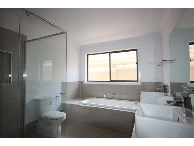 8 Carpenter Street, Elderslie NSW 2570