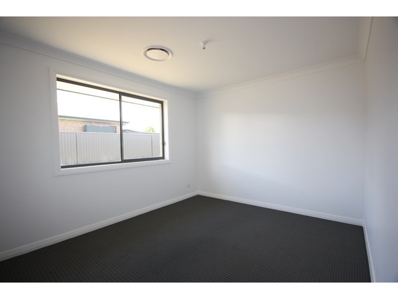 8 Carpenter Street, Elderslie NSW 2570