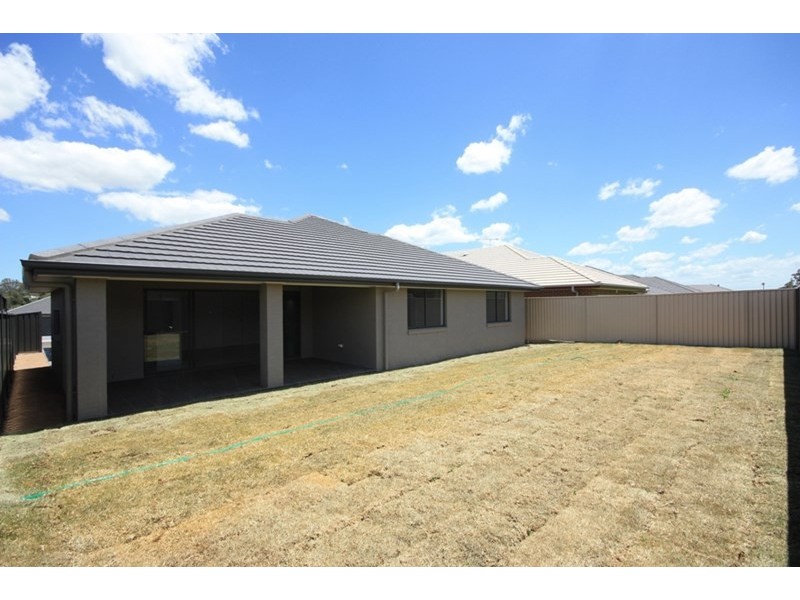 8 Carpenter Street, Elderslie NSW 2570