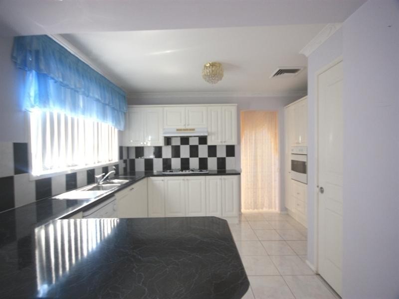 80 Englorie Park Drive, Glen Alpine NSW 2560