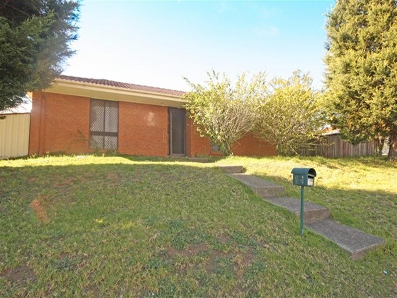 24 Lorenzo Crescent, Rosemeadow NSW 2560