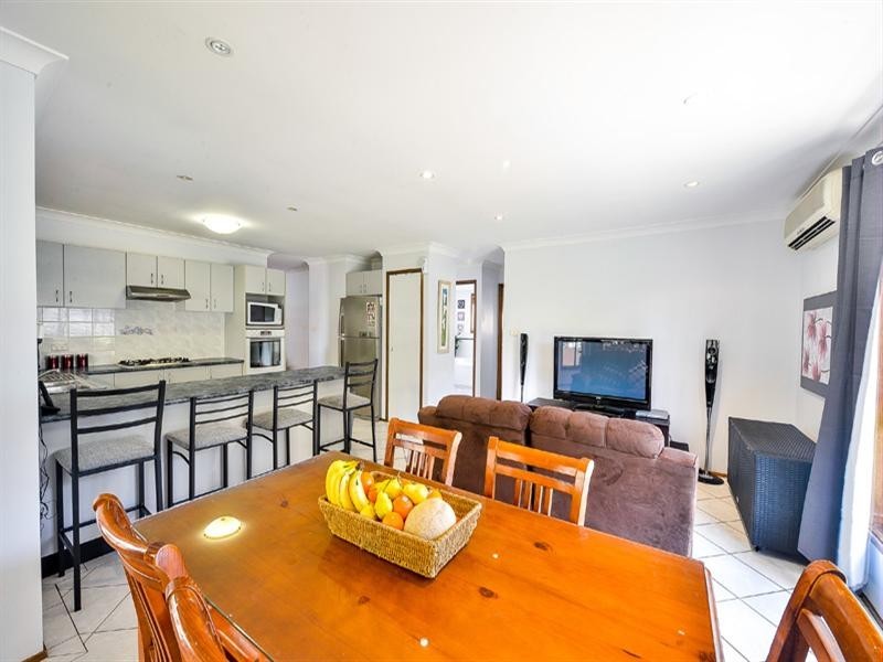 6 Dorcas Place, Rosemeadow NSW 2560