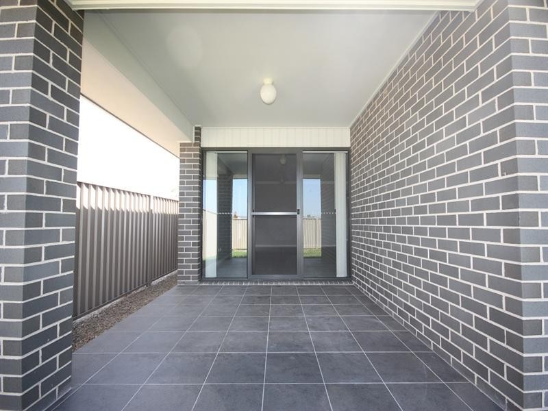 8 Lewis Street, Spring Farm NSW 2570