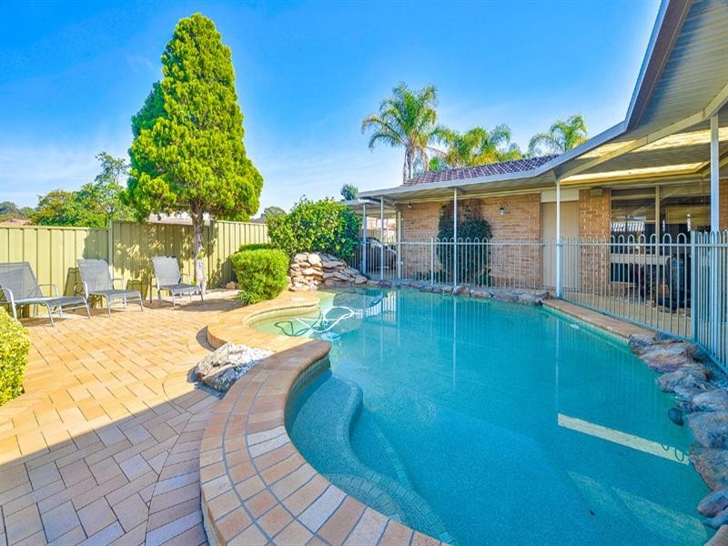 2 Mackenzie Place, Kearns NSW 2558