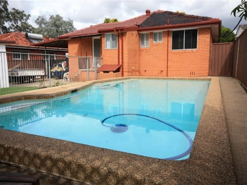 4 Hastings Place, Campbelltown NSW 2560