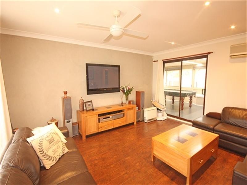 75 Hamlet Crescent, Rosemeadow NSW 2560