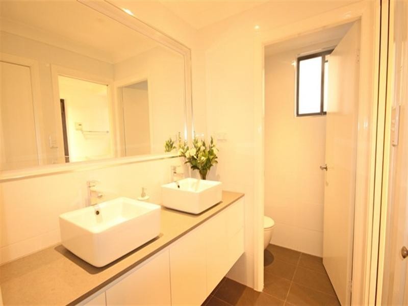 75 Hamlet Crescent, Rosemeadow NSW 2560