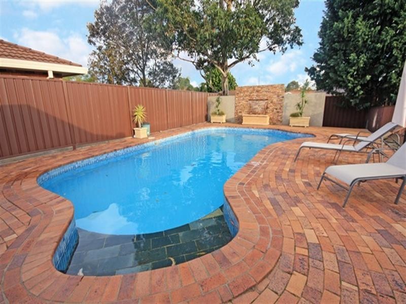 75 Hamlet Crescent, Rosemeadow NSW 2560