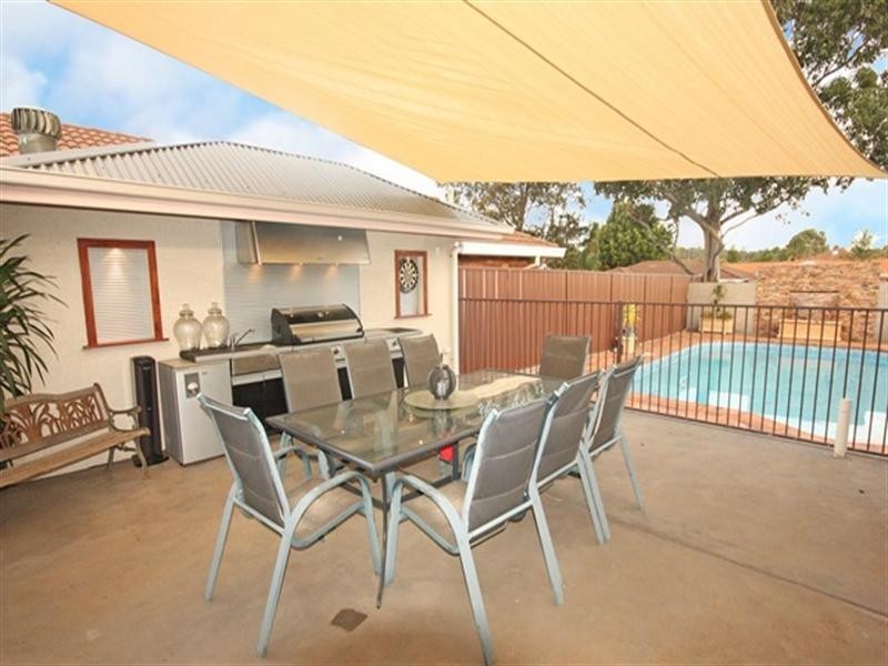 75 Hamlet Crescent, Rosemeadow NSW 2560