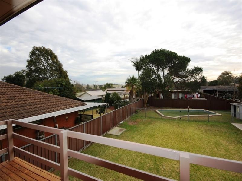 8 Lochee Place, Minto NSW 2566