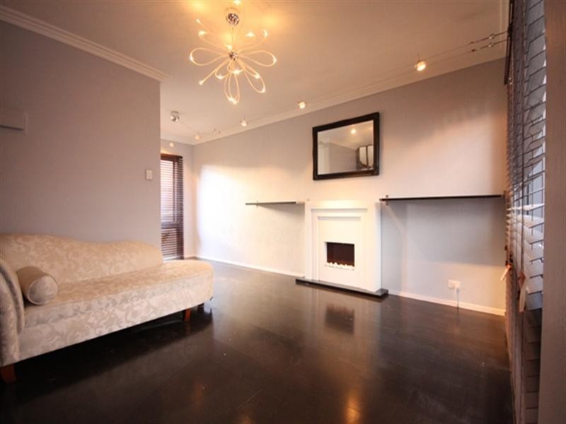 2/11 Warby Street, Campbelltown NSW 2560