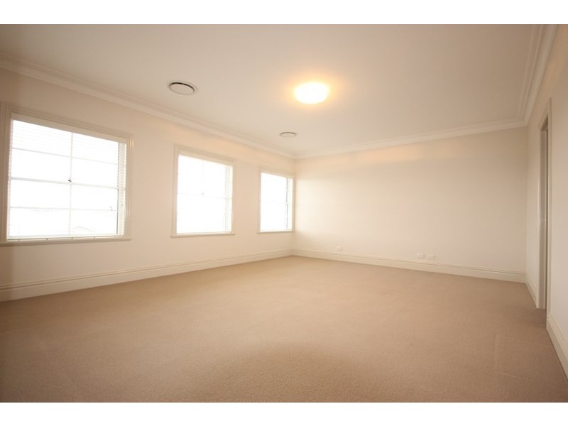 37 Young Circuit, Elderslie NSW 2570