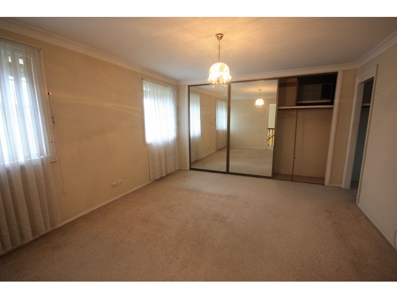 5 Moresby Place, Glenfield NSW 2167