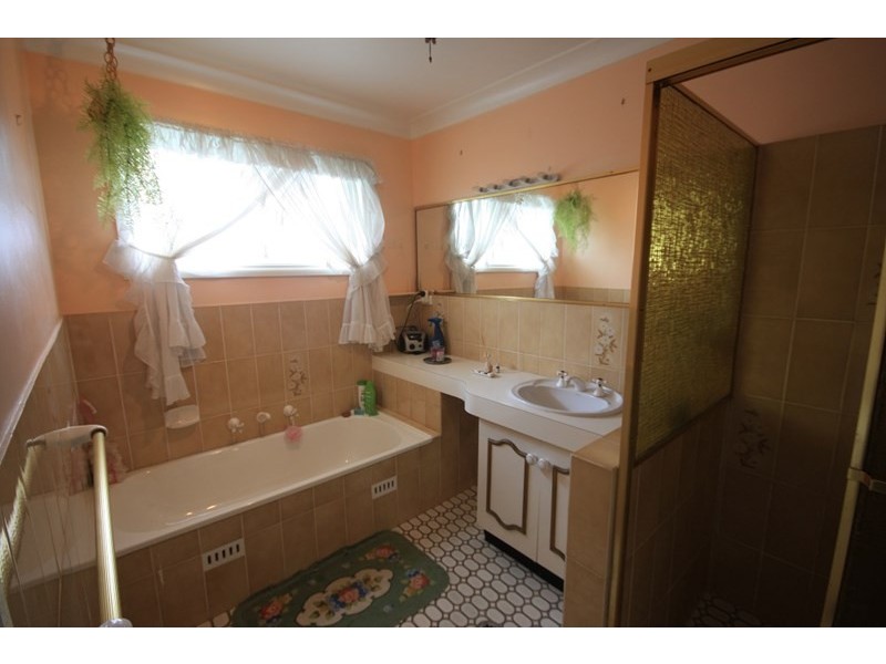 5 Moresby Place, Glenfield NSW 2167