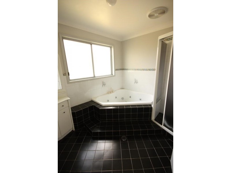 5 Iras Place, Rosemeadow NSW 2560