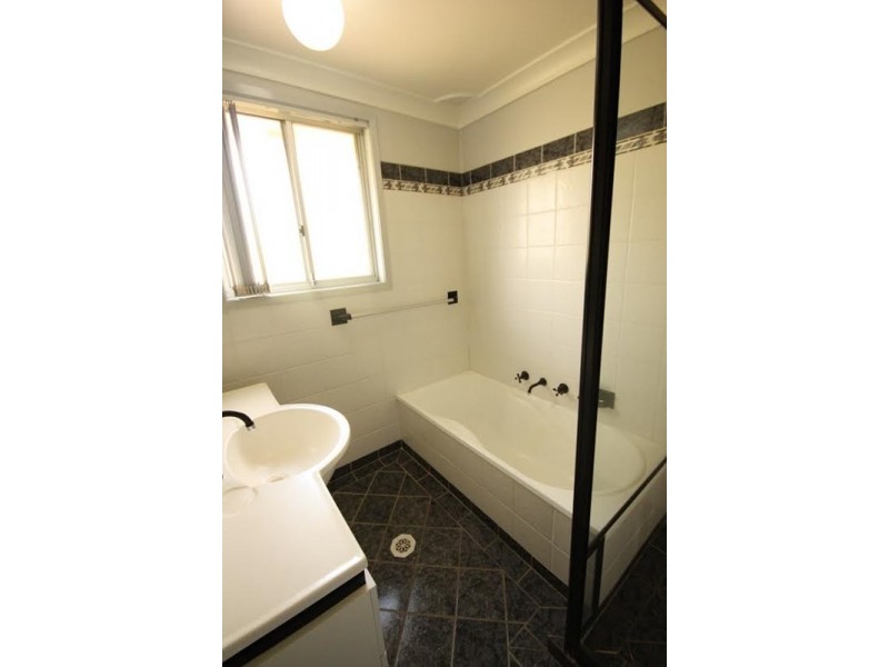 5 Iras Place, Rosemeadow NSW 2560