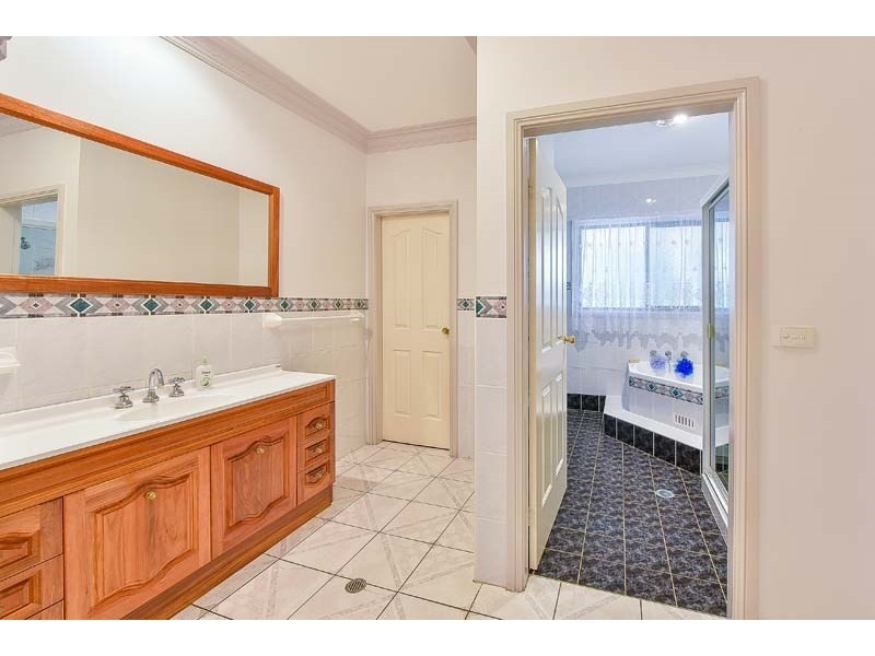 8 Lakeview Place, Glen Alpine NSW 2560