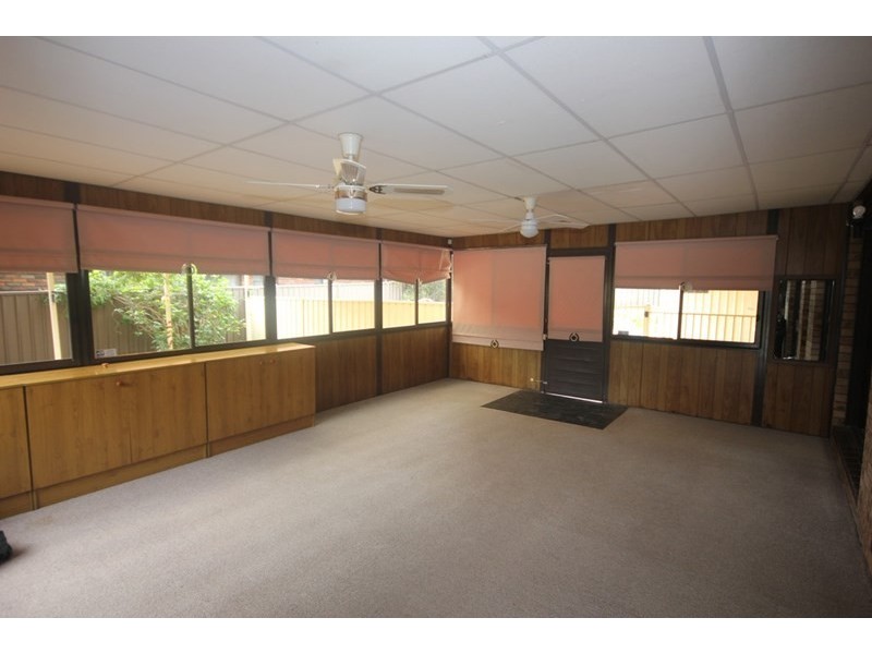 36 Cleopatra Drive, Rosemeadow NSW 2560