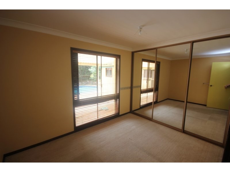 36 Cleopatra Drive, Rosemeadow NSW 2560