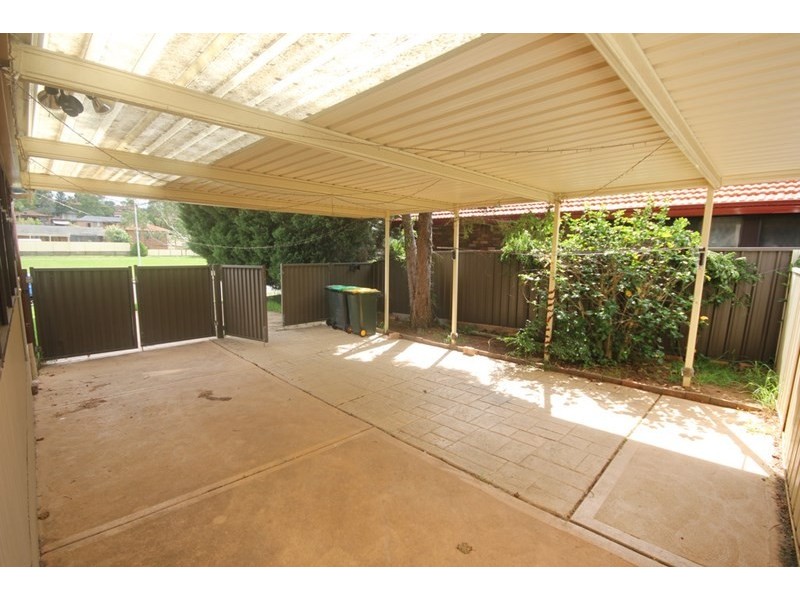 36 Cleopatra Drive, Rosemeadow NSW 2560