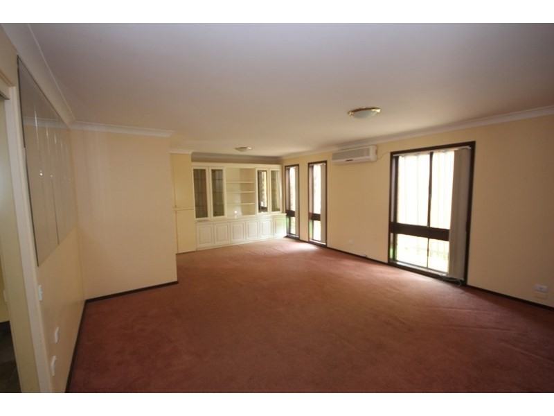 36 Cleopatra Drive, Rosemeadow NSW 2560