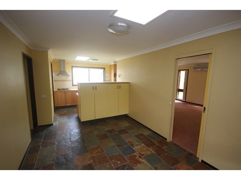 36 Cleopatra Drive, Rosemeadow NSW 2560