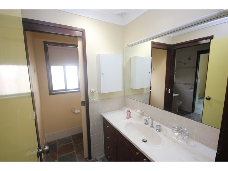 36 Cleopatra Drive, Rosemeadow NSW 2560