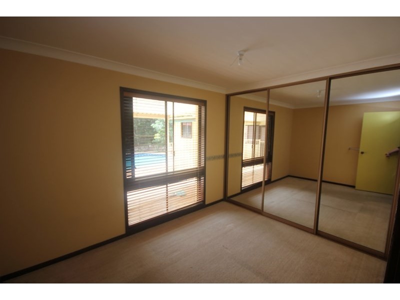 36 Cleopatra Drive, Rosemeadow NSW 2560