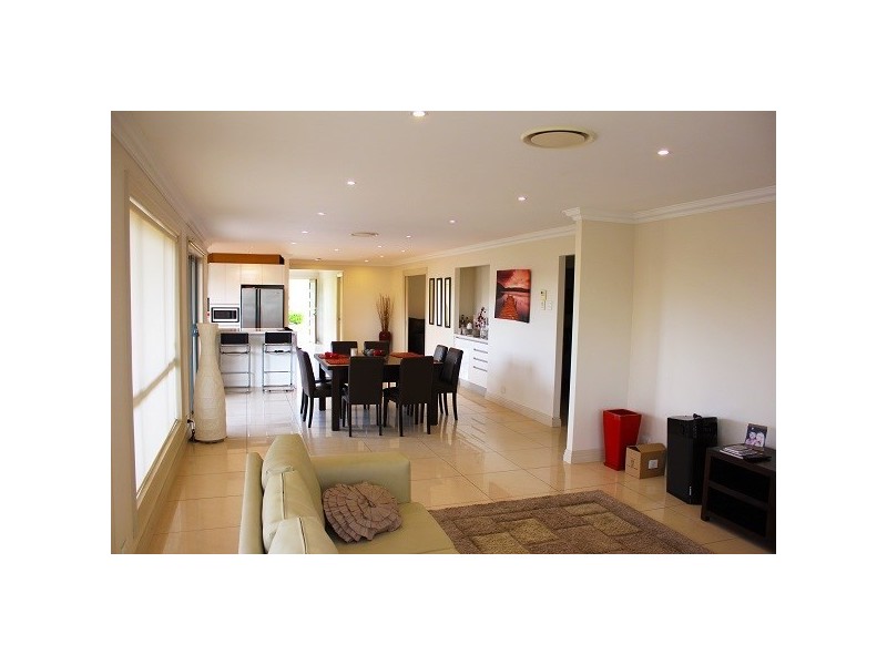 8 Border Close, Elderslie NSW 2570