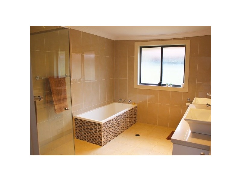 8 Border Close, Elderslie NSW 2570