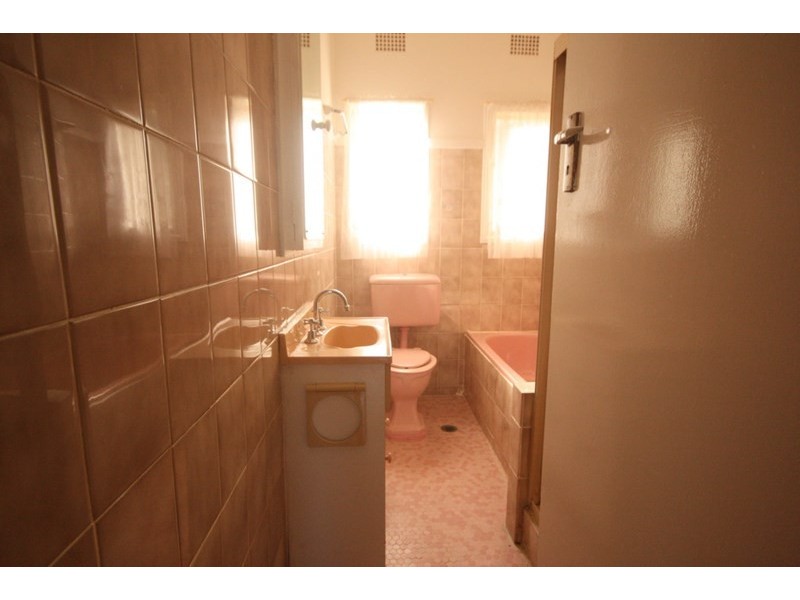 90 Hoddle Avenue, Campbelltown NSW 2560