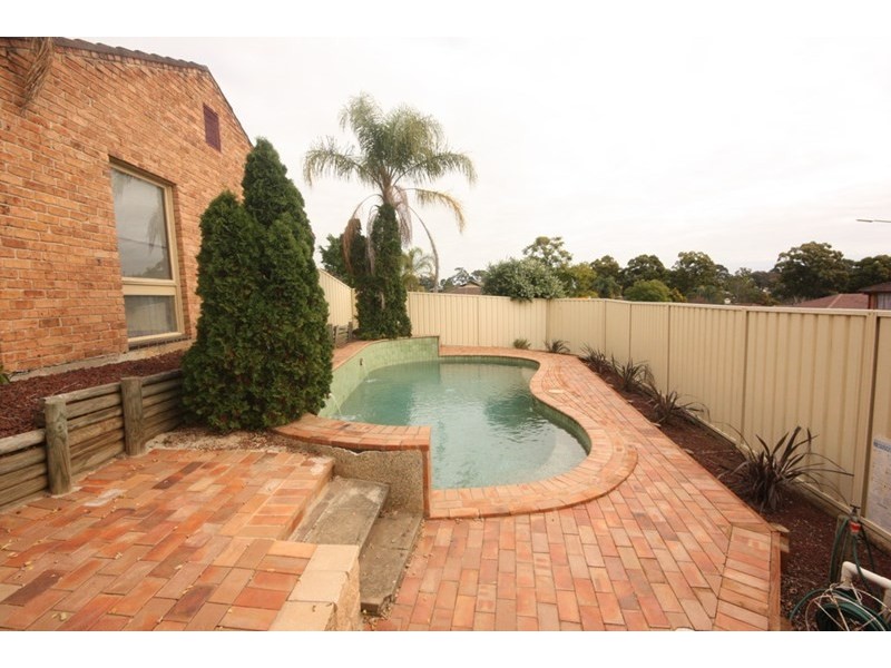 6 Manooka Crescent, Bradbury NSW 2560