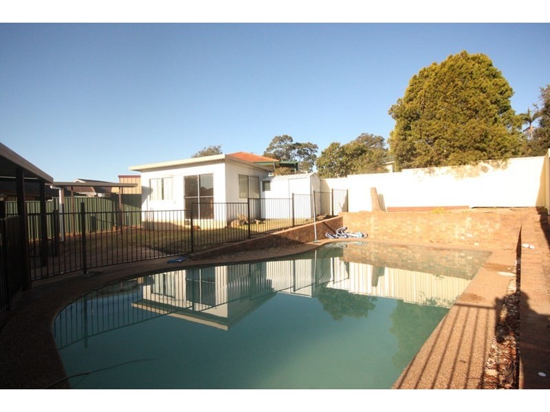 10 Manooka Crescent, Bradbury NSW 2560