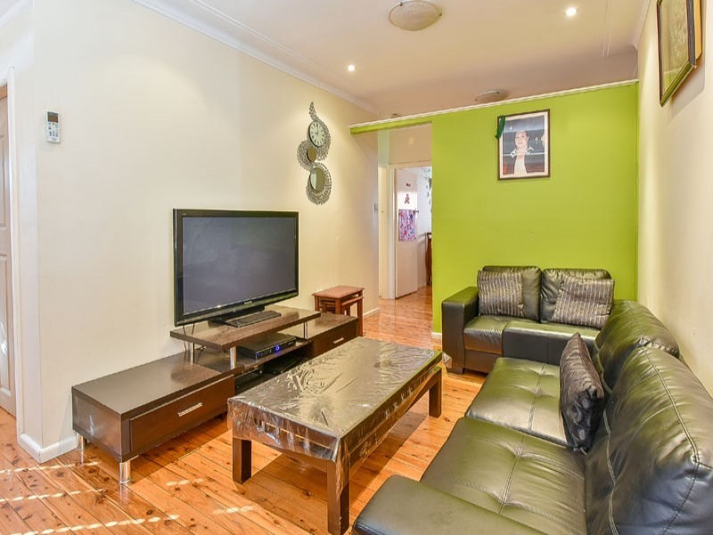 18 Parklands Avenue, Macquarie Fields NSW 2564