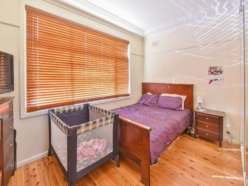 18 Parklands Avenue, Macquarie Fields NSW 2564