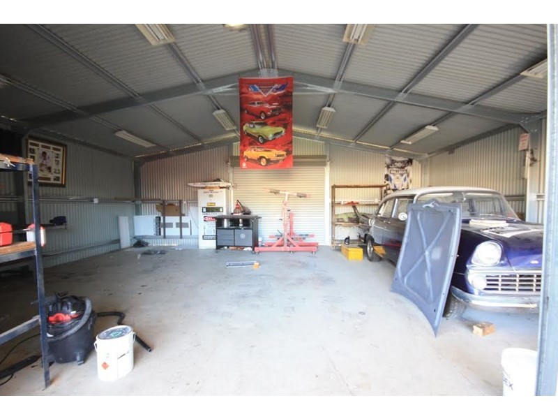 18 Parklands Avenue, Macquarie Fields NSW 2564