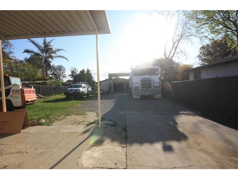 18 Parklands Avenue, Macquarie Fields NSW 2564