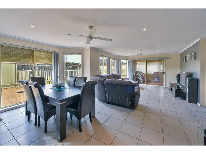 76 Archibald Crescent, Rosemeadow NSW 2560