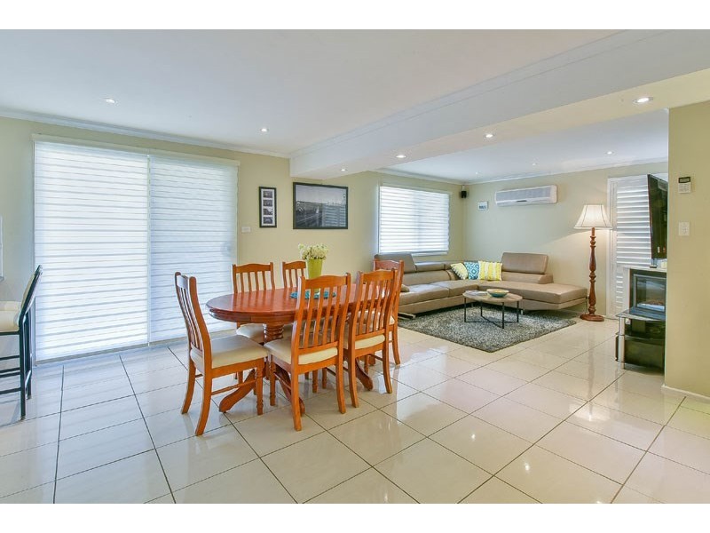 4 Ferdinand Place, Rosemeadow NSW 2560