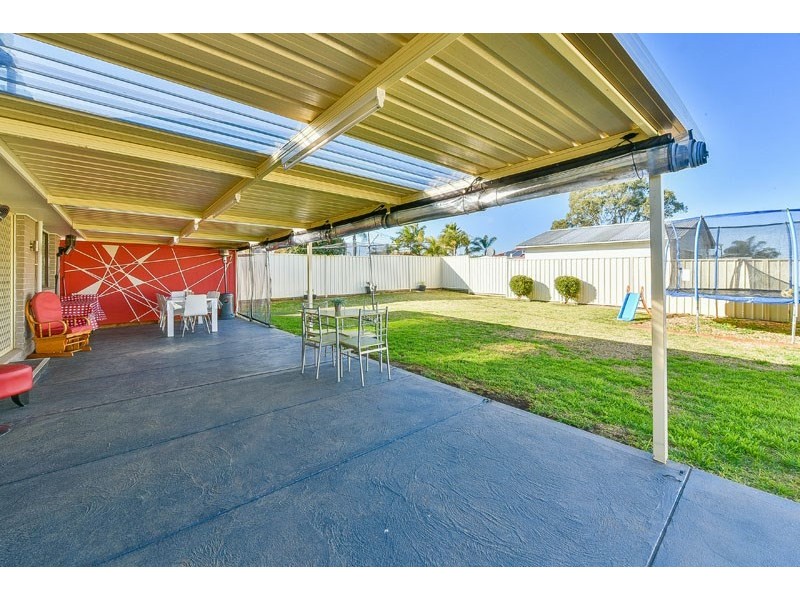 4 Ferdinand Place, Rosemeadow NSW 2560