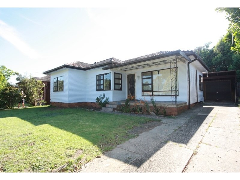 20 Clarence Street, Macquarie Fields NSW 2564