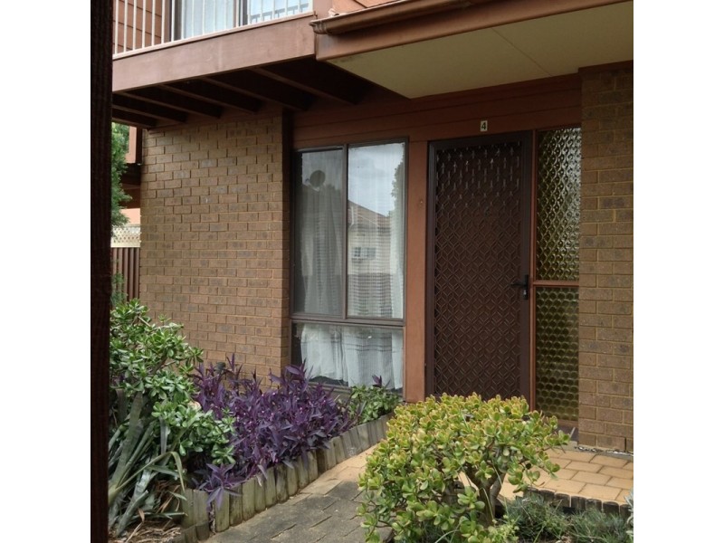 4/8 Margaret Street, Minto NSW 2566