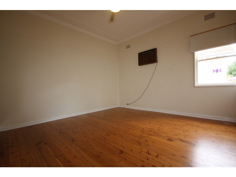 10 Chisholm Street, Bradbury NSW 2560