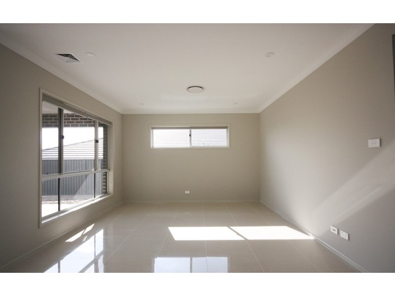 32 Thorpe Circuit, Oran Park NSW 2570
