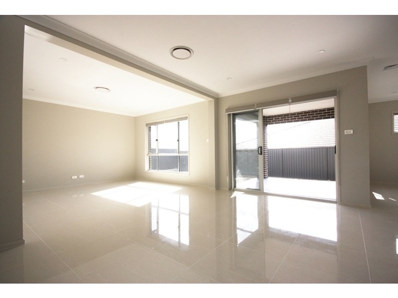 32 Thorpe Circuit, Oran Park NSW 2570