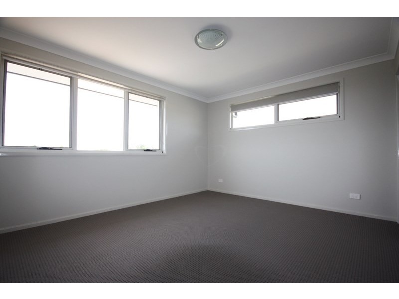 32 Thorpe Circuit, Oran Park NSW 2570